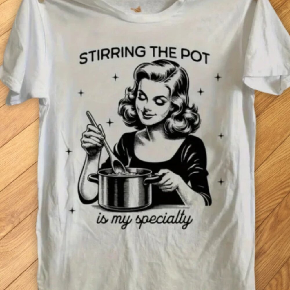 NWT Stirring The Pot Is My Specialty Graphic Tee - Funny Sarcastic - Gildan 5000